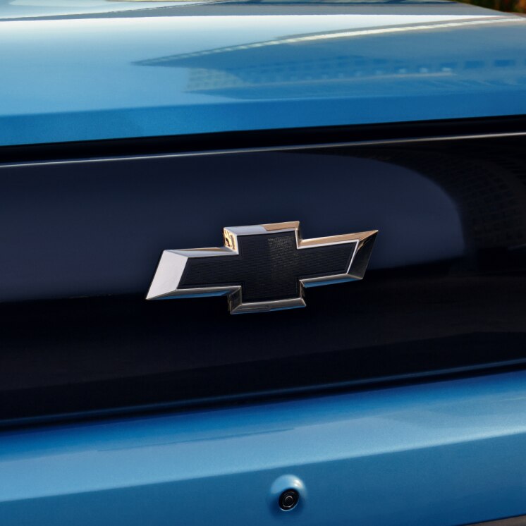 Emblema de Chevrolet sobre la cajuela de un vehículo azul