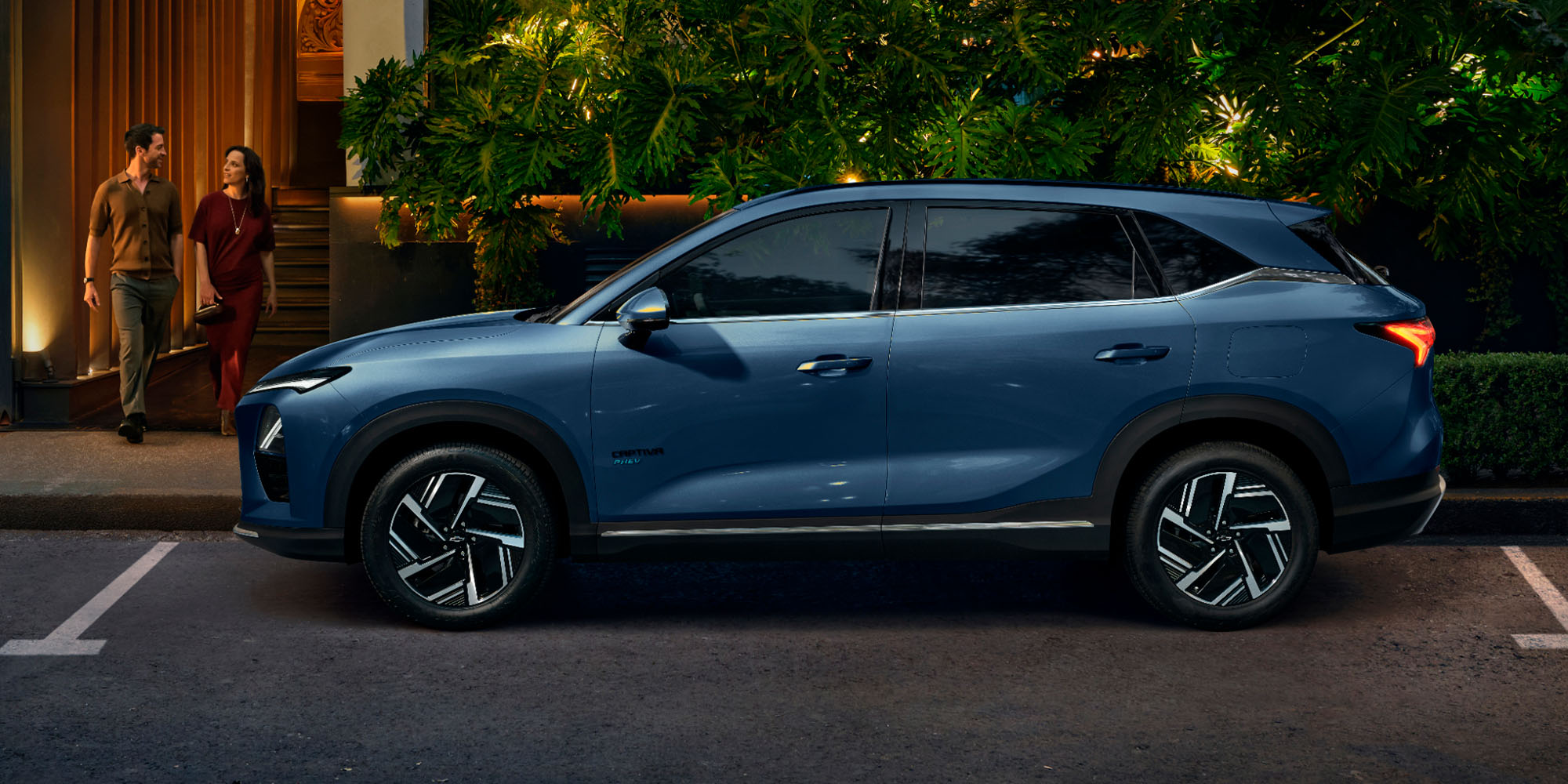 Chevrolet Captiva Híbrida color azul alba vista lateral exterior