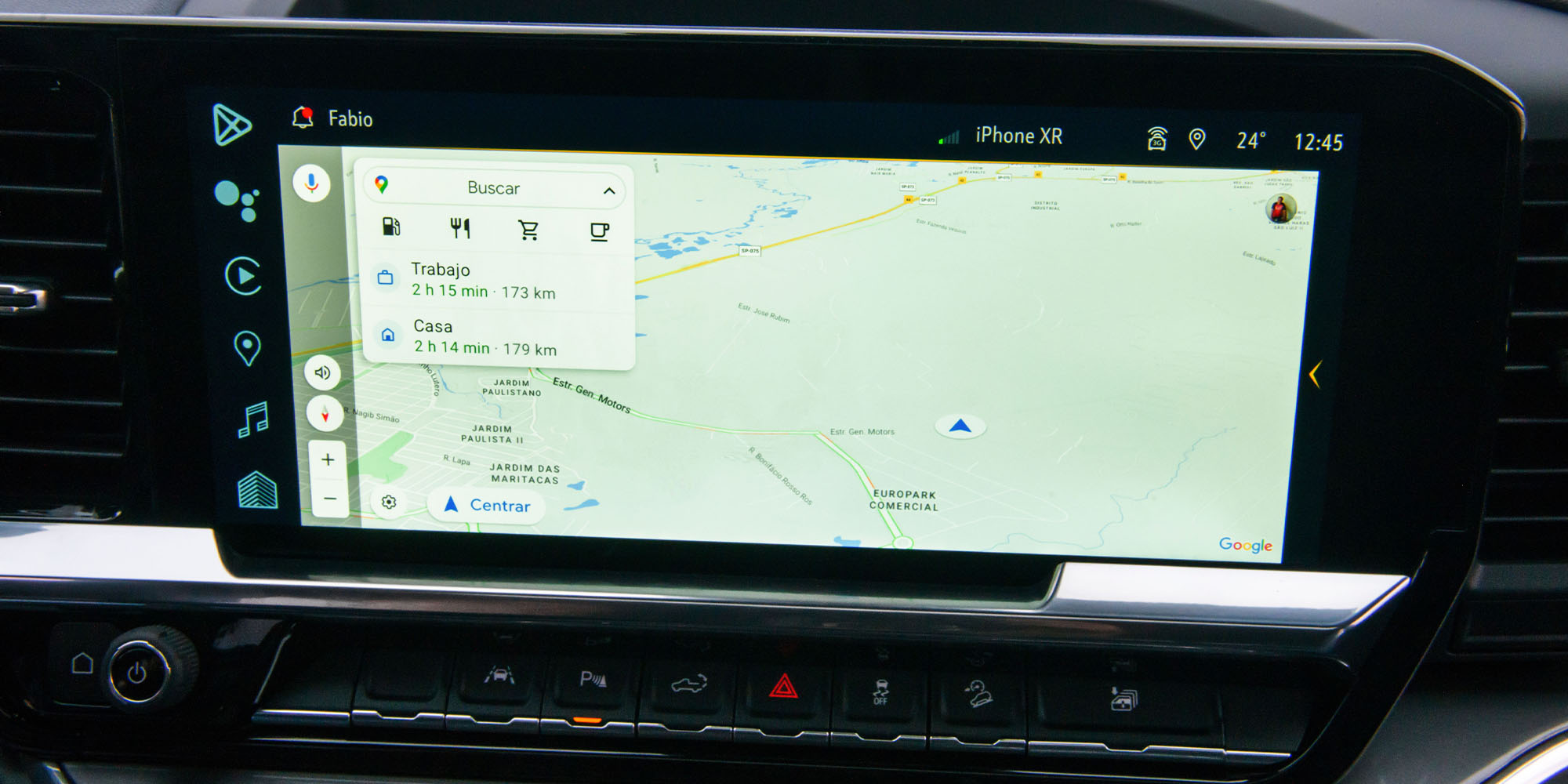 Pantalla con sistema Google built-in del Silverado 2026.